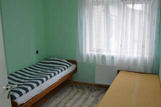 Хостелы K15HOSTEL guest apartments Kobela Двухместный номер с 2 отдельными кроватями и собственной ванной комнатой-1